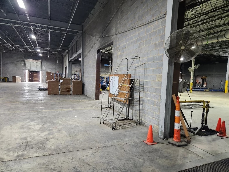More Photos Of 10901 Carpet St, Charlotte Warehouse For Sale