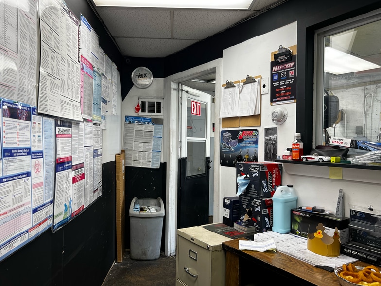 More Photos Of 4585 Amboy Rd, Staten Island Auto Repair For Sale