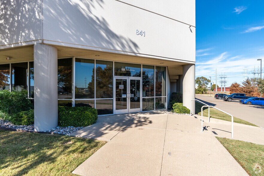 More Photos Of 801-841 Railhead Rd, Fort Worth Distribution For Lease