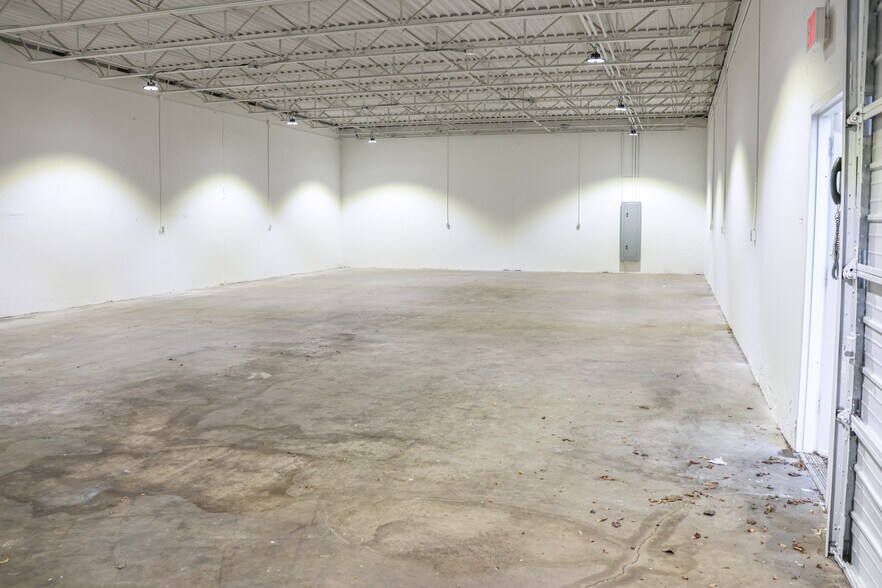 More Photos Of 2700 White Settlement Rd, Fort Worth Showroom For Lease
