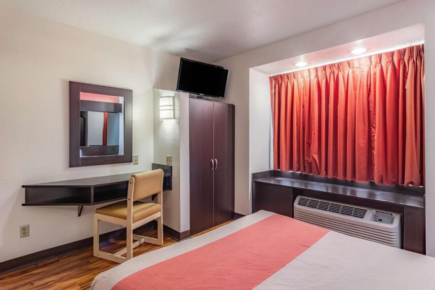 More Photos Of 2440 Williams St, Chattanooga Hotel For Sale
