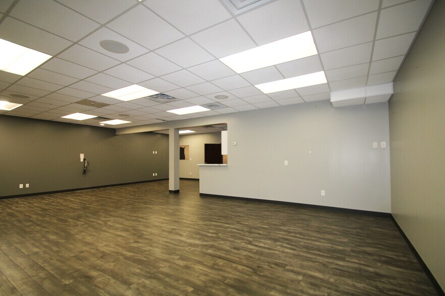 More Photos Of 9911 Shelbyville Rd, Louisville Office For Lease