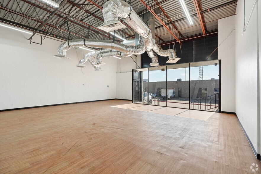 More Photos Of 1400 Summit Ave, Plano Showroom For Lease