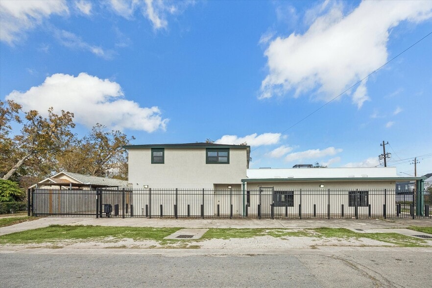 More Photos Of 4901 Yale St, Houston Office For Sale