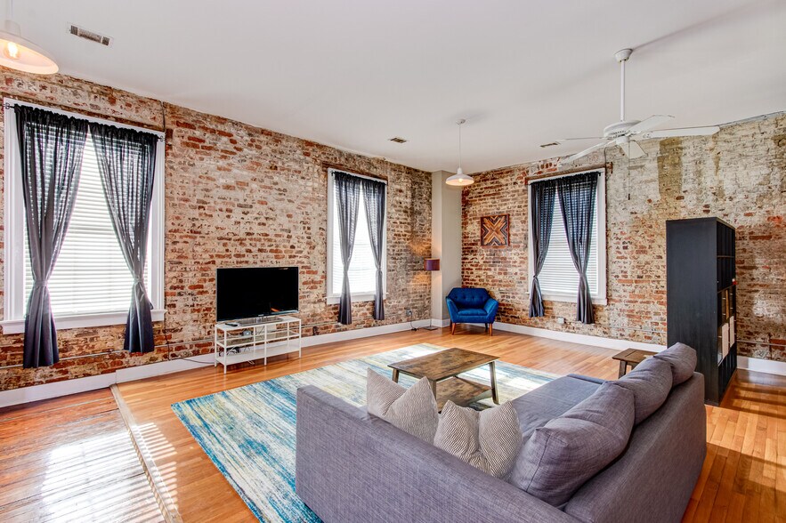 More Photos Of 215 10th St, Augusta General Retail For Sale