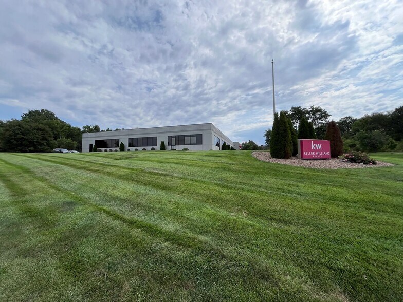 More Photos Of 310 NW Englewood Rd, Gladstone Office For Sale