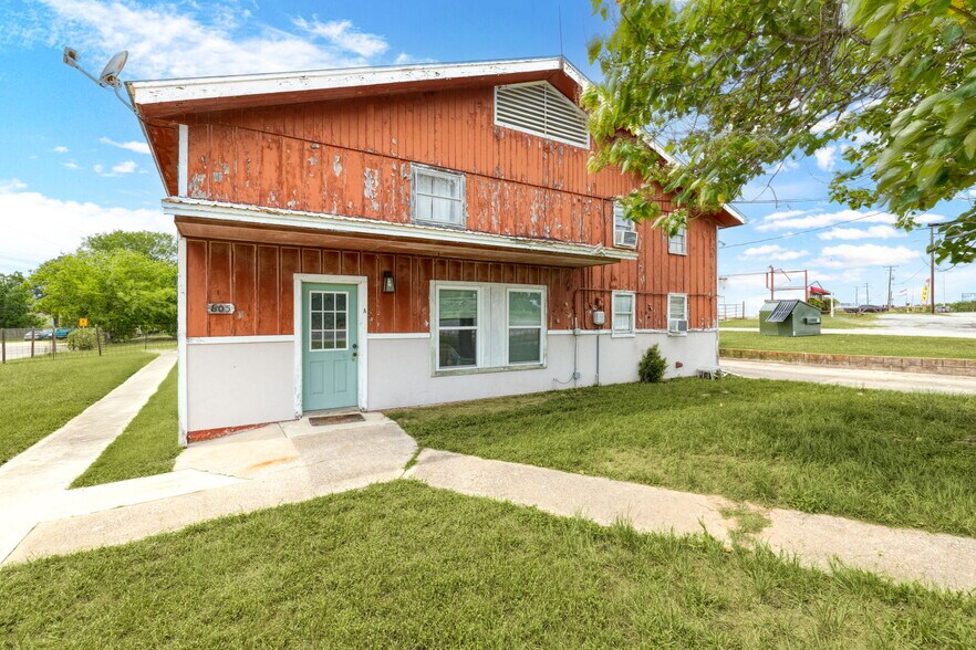 More Photos Of 805 N Magnolia Ave, Luling Flex For Sale