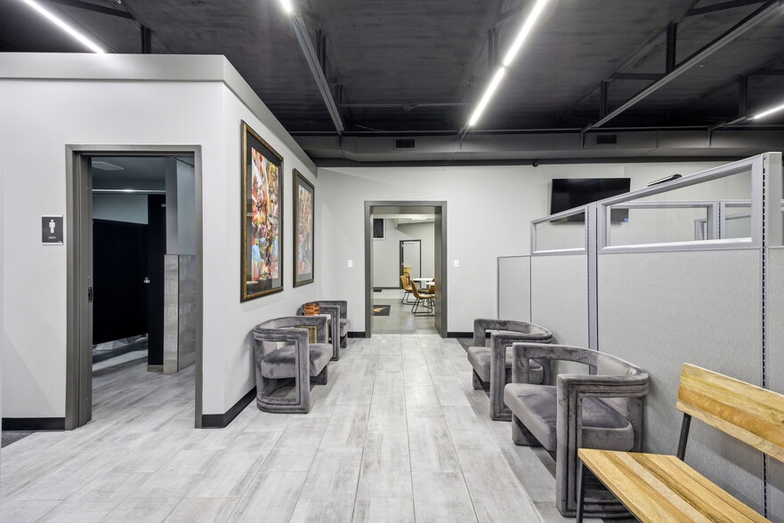 More Photos Of 326 SE Douglas St, Lees Summit Office For Sale