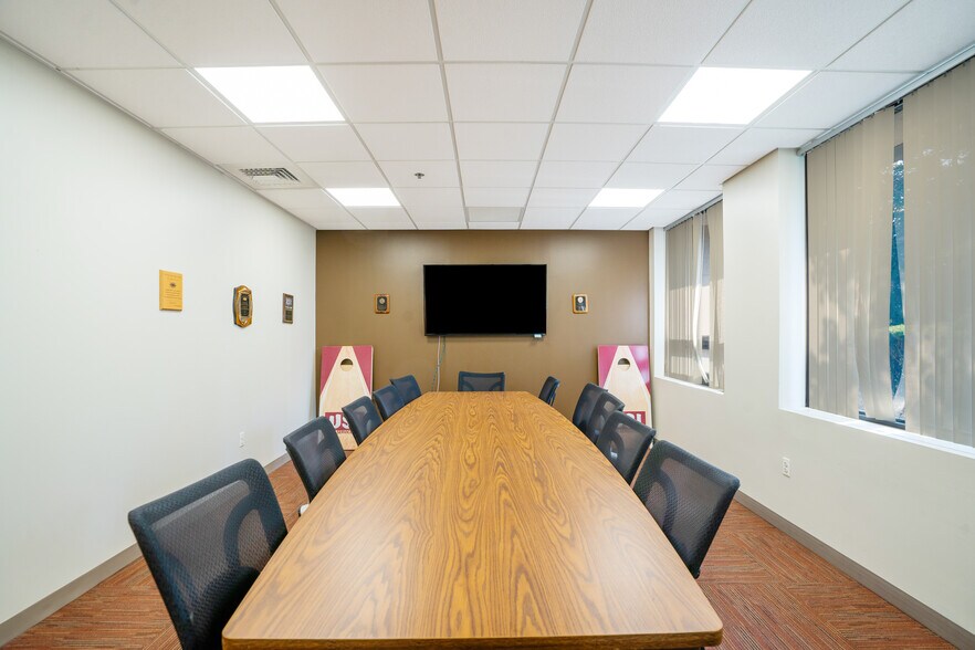 More Photos Of 6-10 Cook St, Billerica Light Manufacturing For Lease