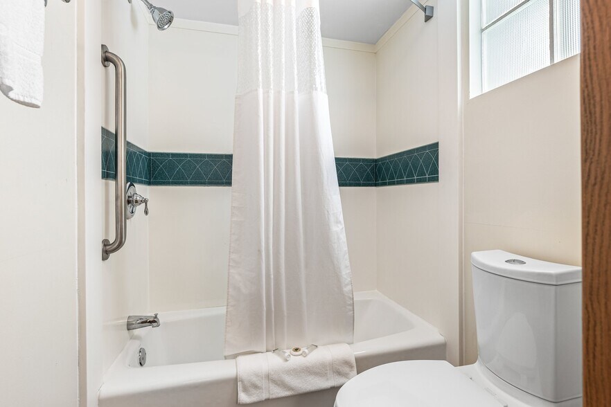 More Photos Of 310 S McCune St, Pilot Knob Hotel For Sale