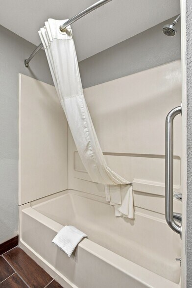 More Photos Of 634 David St, Centerville Hotel For Sale