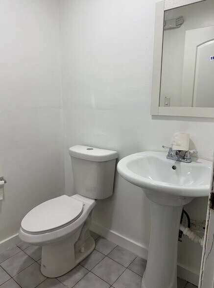 More Photos Of 664-672 NW 118th St, Miami Warehouse For Lease