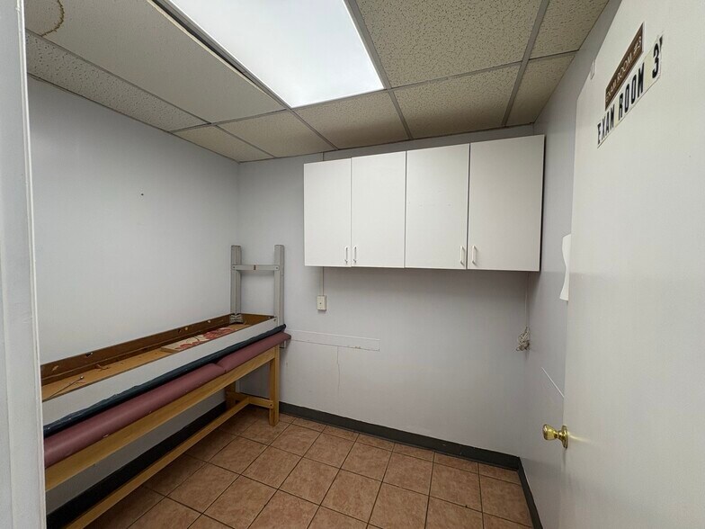 More Photos Of 3092 51st St, Woodside Storefront For Lease