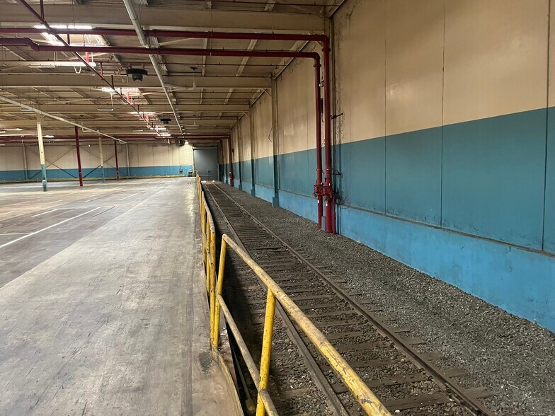 More Photos Of 3300 Sylvester Rd, Albany Manufacturing For Lease