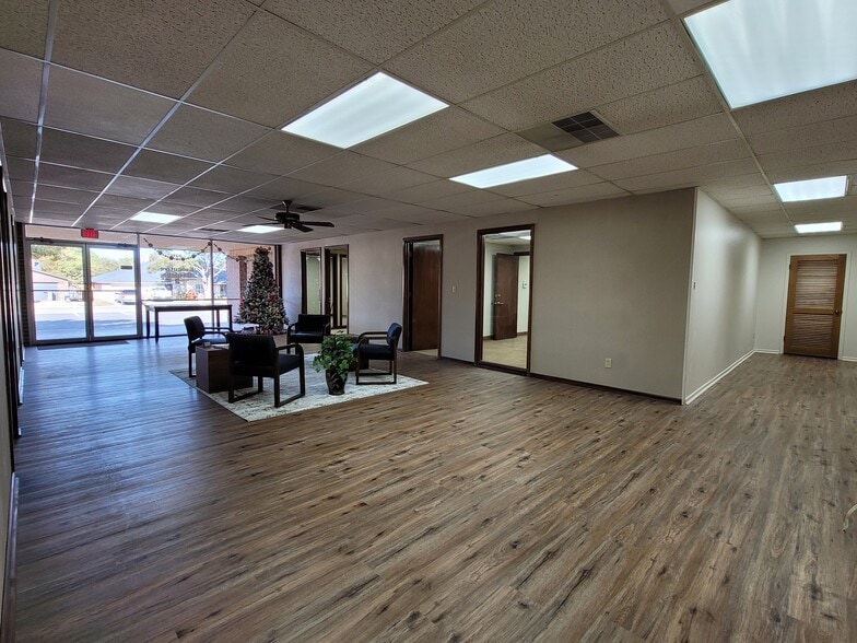 More Photos Of 3311-3313 81st St, Lubbock Medical For Lease
