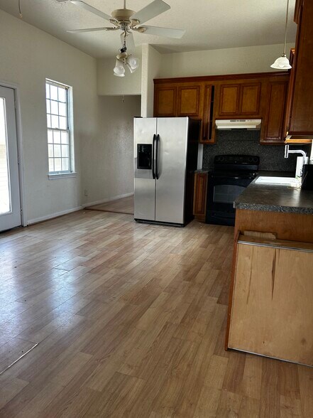 More Photos Of 1613 Avenue N 1/2, Galveston Multifamily For Lease