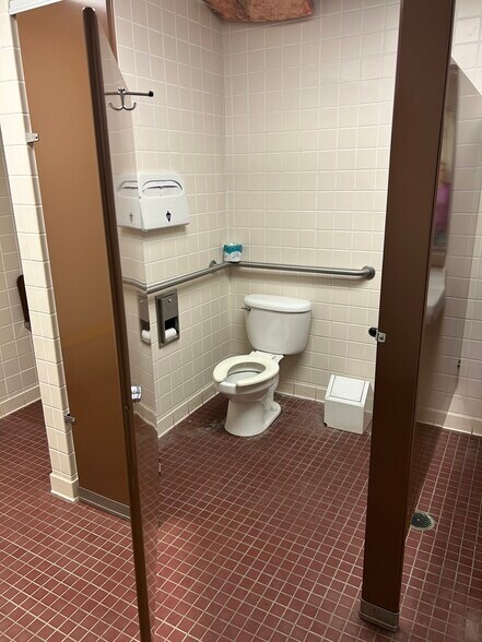 More Photos Of 555 29th St W, Charleston Service For Lease