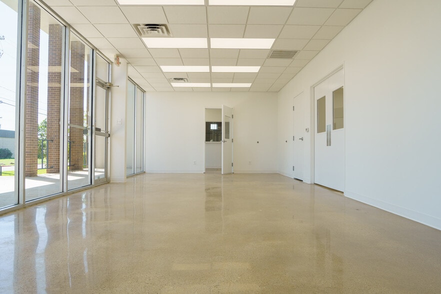 More Photos Of 9121 King Arthur Dr, Dallas Manufacturing For Sale