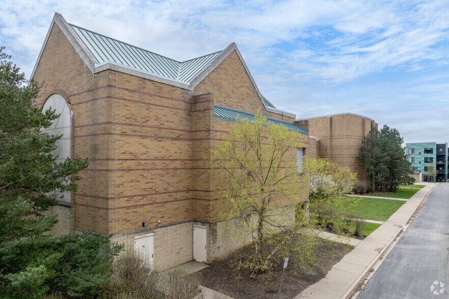More Photos Of 300 Parkway Dr, Lincolnshire Movie Theatre For Lease