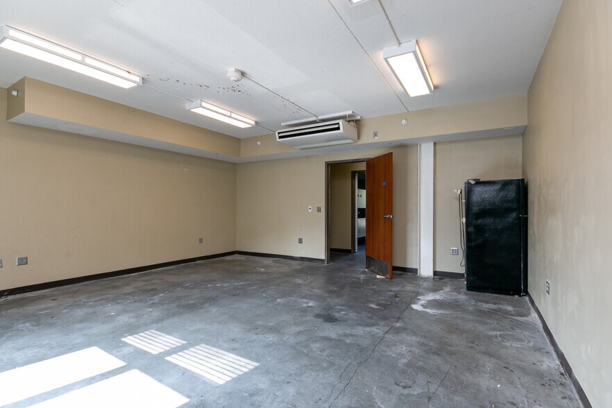 More Photos Of 1632 McCain Ln, Manhattan Sorority Fraternity House For Sale