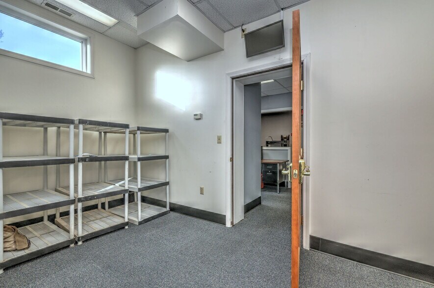 More Photos Of 1948 Chapel St, New Haven Office For Sale