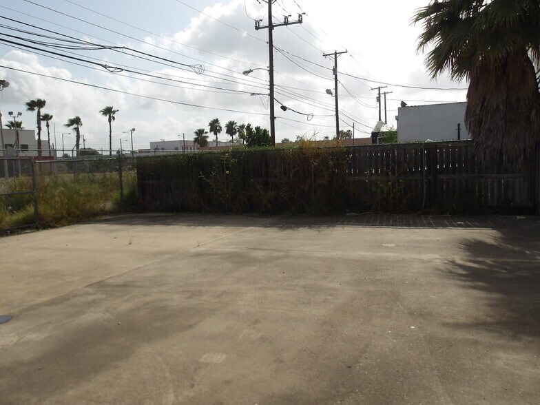 More Photos Of 618 W Van Buren Ave, Harlingen Light Distribution For Sale