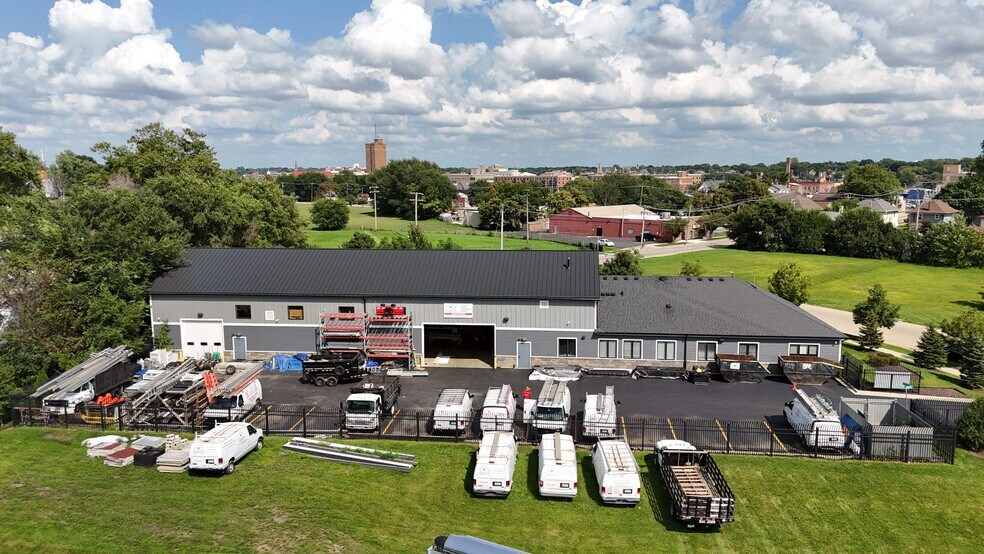 More Photos Of 325 Marshall Ave, Aurora Industrial For Sale