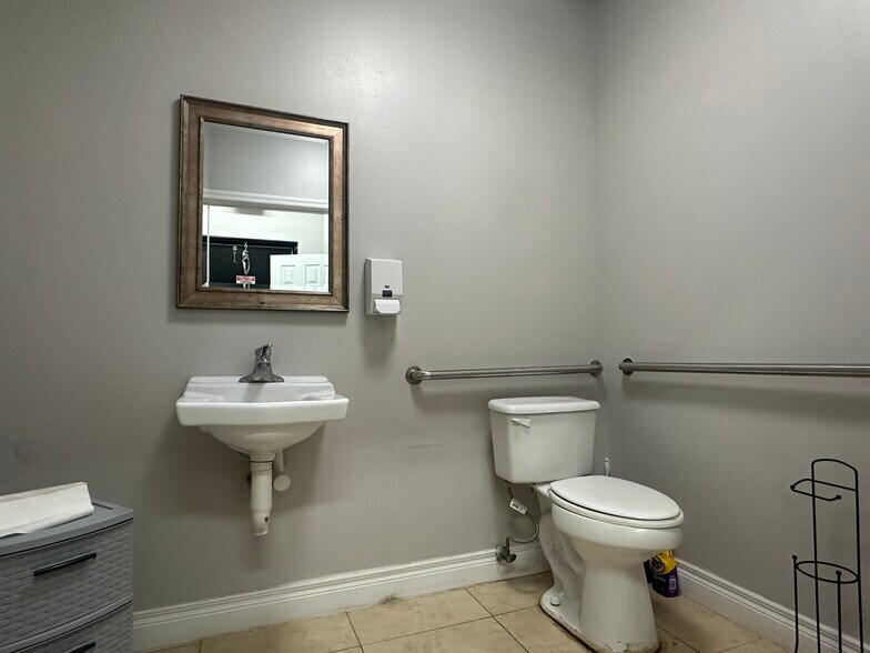 More Photos Of 8810 Commodity Cir, Orlando Showroom For Sale