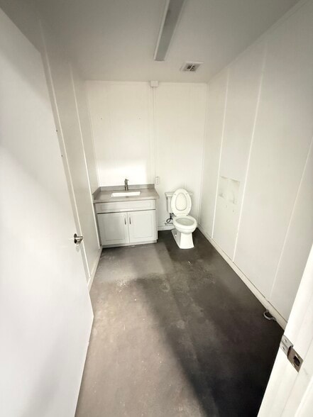 More Photos Of 99-870 Iwaena St, Aiea Warehouse For Lease