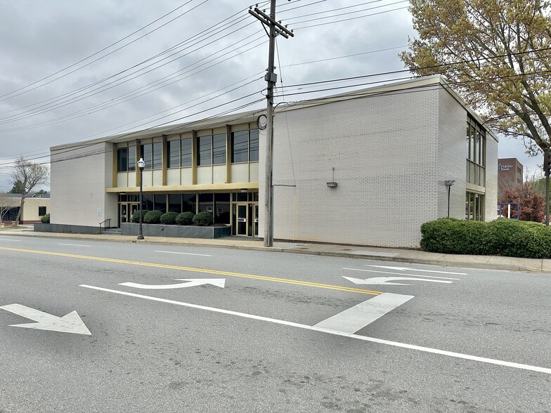 More Photos Of 8 Lester St, Martinsville General Retail For Sale