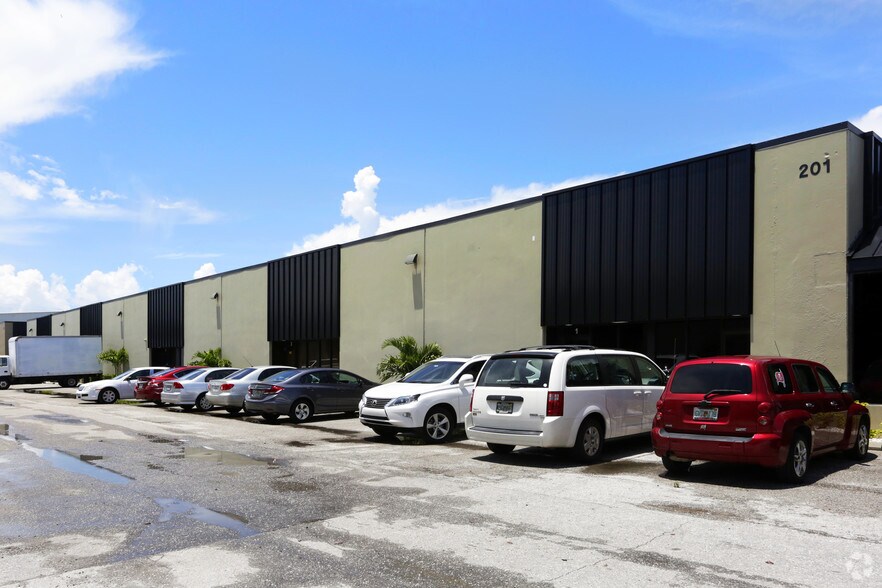 More Photos Of 201 E Douglas Rd, Oldsmar Warehouse For Lease