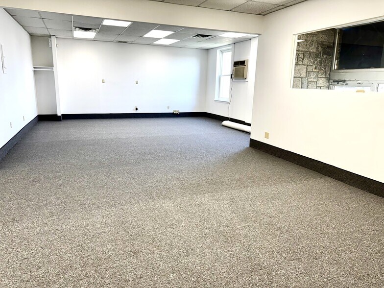 More Photos Of 40 Commerce Pl, Hicksville Office For Lease