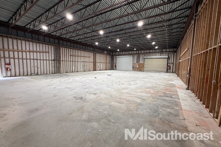 More Photos Of 657 NE Dixie Hwy, Jensen Beach Industrial For Lease