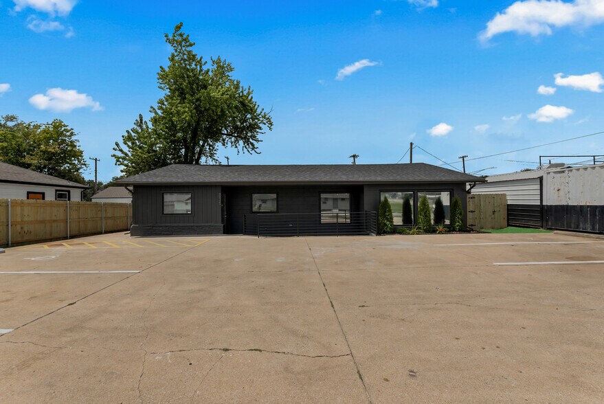 More Photos Of 836 N 1st St, Broken Arrow Coworking Space