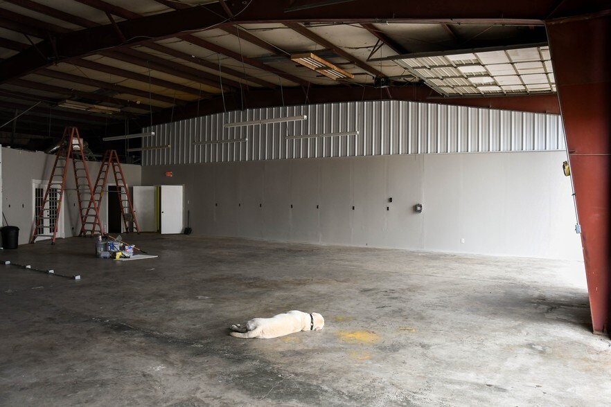 More Photos Of 7043 Satsuma Dr, Houston Warehouse For Lease