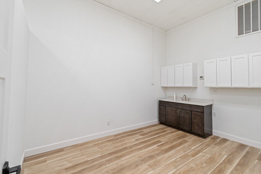 More Photos Of 1202 S James Campbell Blvd, Columbia General Retail For Lease