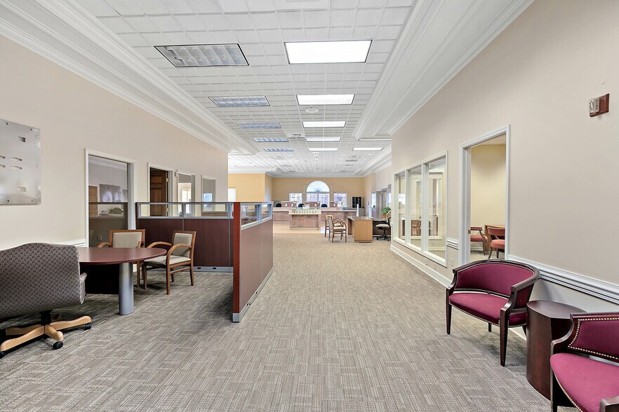 More Photos Of 1997 Capital Cir NE, Tallahassee Bank For Lease