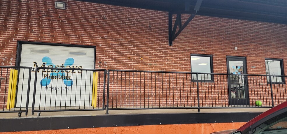 More Photos Of 224 N Stewart Ave, Springfield Warehouse For Lease