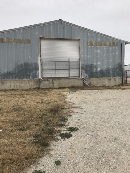 More Photos Of 300 W Central Ave, Comanche Showroom For Sale