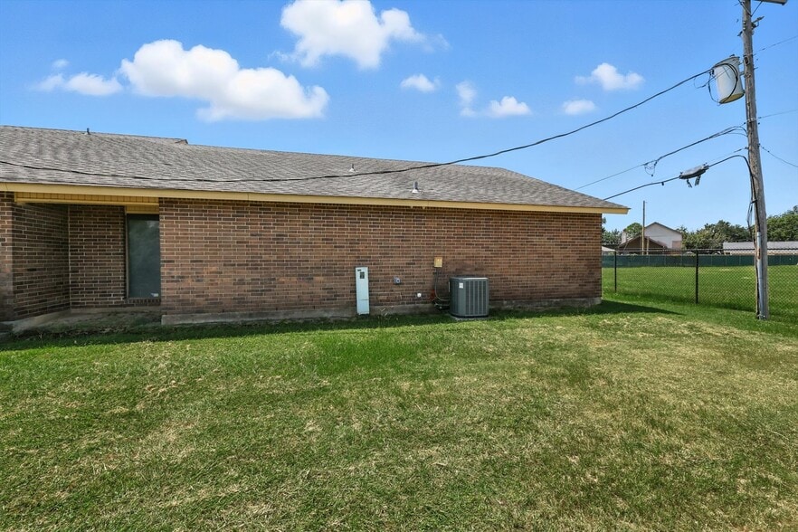 More Photos Of 2218 Michigan Ave, Arlington Unknown For Lease