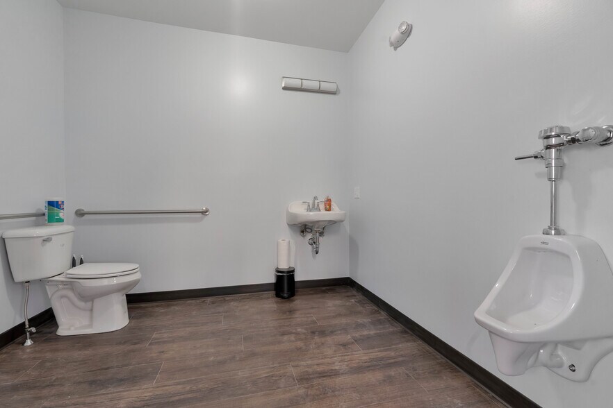 More Photos Of 924 Main St, Waterboro General Retail For Lease