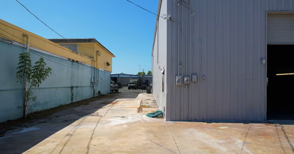 More Photos Of 1911 Dana Dr, Fort Myers Warehouse For Sale