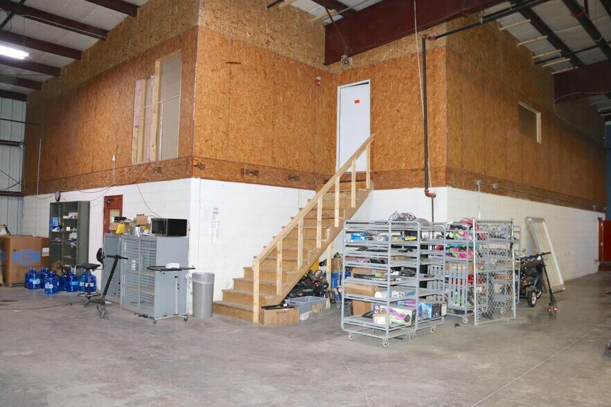 More Photos Of 1301 Industrial Park Rd, Mountain Grove Warehouse For Sale