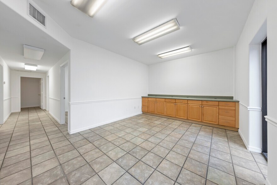 More Photos Of 4440 Domestic Ave, Naples Warehouse For Lease