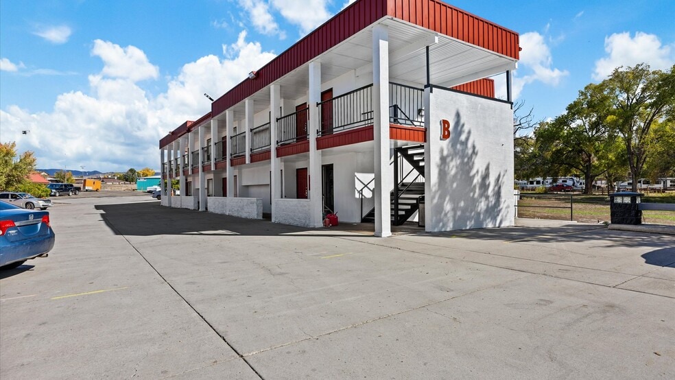 More Photos Of 1702 E Main St, Montrose Hotel For Sale