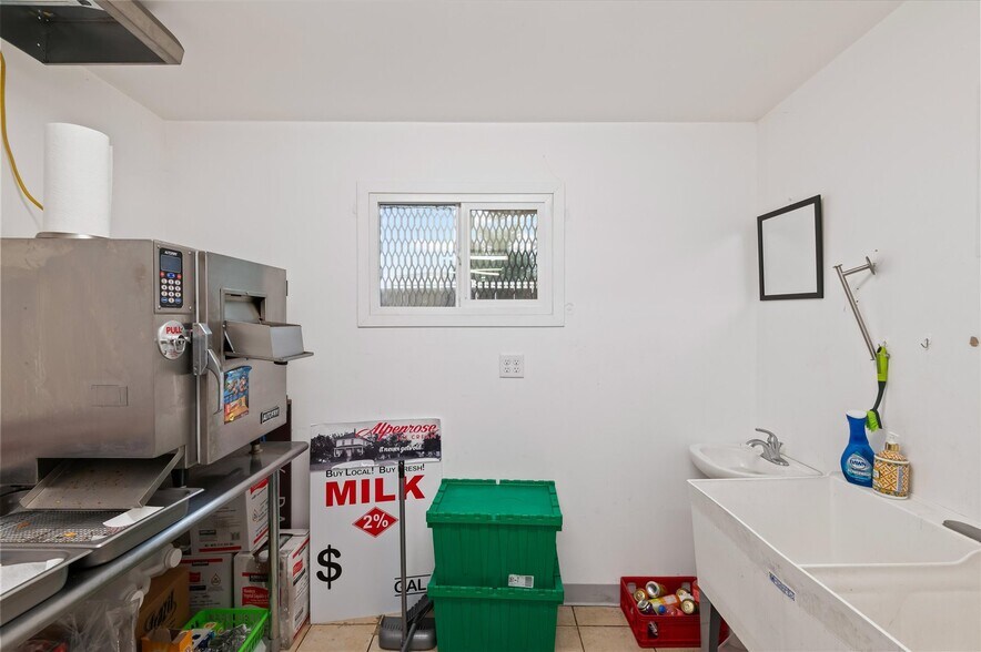 More Photos Of 1279 35th St, Springfield Storefront Retail Residential For Sale