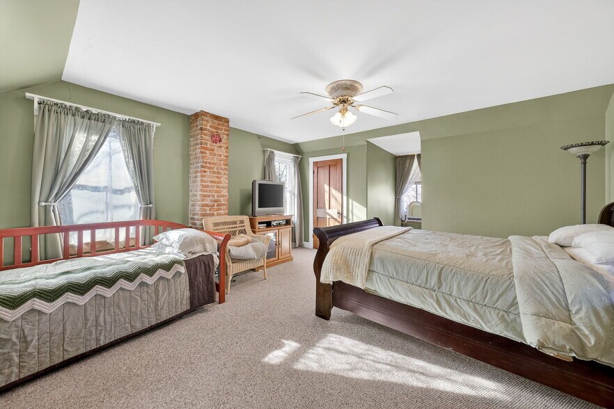 More Photos Of 1011 Market St, Hermann General Retail For Sale