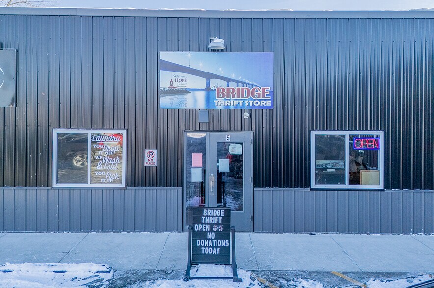 More Photos Of 1186 N Shawano St, New London General Retail For Lease
