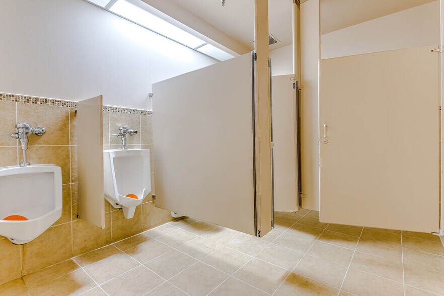 More Photos Of 2350 Valley View Ln, Dallas Loft Creative Space For Lease