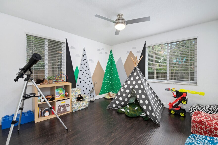 More Photos Of 185 Faubel St, Sarasota Specialty For Sale